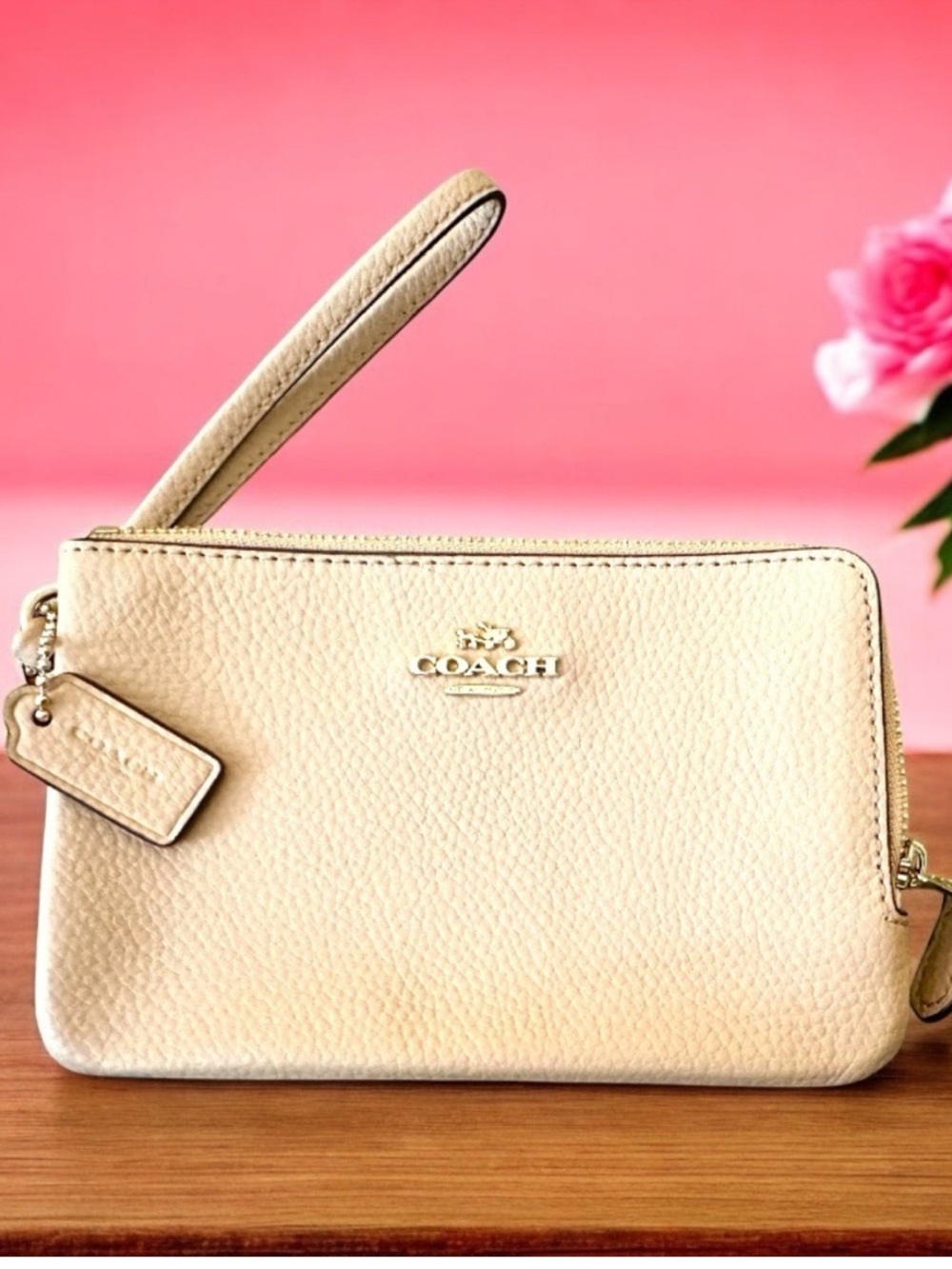 Luxurious Coach Beige Wristlet in Pebbled Leather With Gold Hardware - Picture 5 of 11